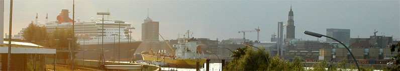 Queen Mary II am Hafencity Cruise Center